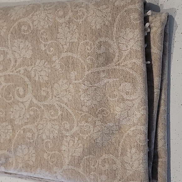 Wool Throw Blanket, Jacquard Design, 100% Virgin Wool, Size 55"x70" - Picture 10 of 11